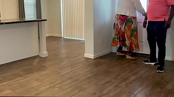 ホット角質SSBBWブロンド熟女不動産業者は、賃借人クライアントと浮気し、猫で小犬スタイル中出しを取得し、黒いコックが中出しされます