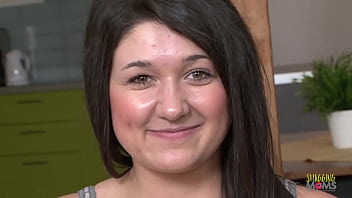ぽっちゃりブルネットのひよこは彼女のランジェリーを脱ぎ捨て、黒い男と性交する
