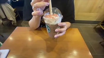 为两个人的性生活买床罩的约会。在晚上进行激烈的性行为。