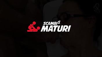 無料の完全なビデオ - 厄介なぽっちゃり系のキアラ・リッツィが、イタリアのホットなアマチュア・セッションで経験豊富な男に犯された彼女のタイトな嫌いな人を持っています - SCAMBISTI MATURI