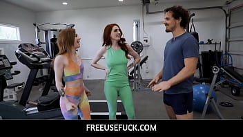 FreeuseFuck - 親友の前でいつでもトレーナーに犯される小さな若い女性を解放する - マディ・コリンズ、アリア・カーソン