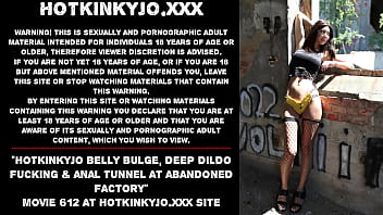 Hotkinkyjo 腹の膨らみ、ディープ ディルド ファック、廃工場でのアナル トンネル