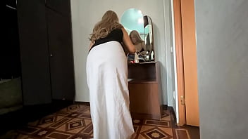 主婦は鏡で彼が彼女のお尻を見ているのを見て、彼に彼女とのアナルセックスを許した