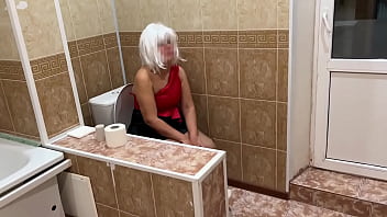 彼女がトイレに座っているときに私は成熟した熟女に近づき、彼女におっぱいとアナルセックスを見せるように説得しました