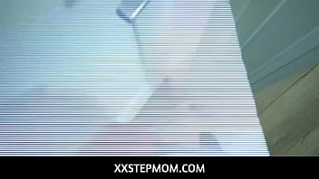 XXStepMom - 熟女の継母が義理の息子を盗撮 - ディー・ウィリアムズ