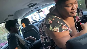 この濡れたお尻の妊娠中の猫で車の中で私のbdを高速にする
