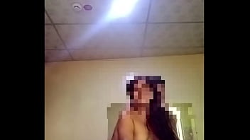 既婚者は、夫が彼女を満足させなくなったため、職場の友人と夫に不貞を行っています
