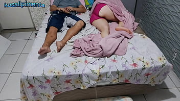 由於他的房子正在裝修，熟女不得不與年輕人同床共枕！都被熟女陷害了。