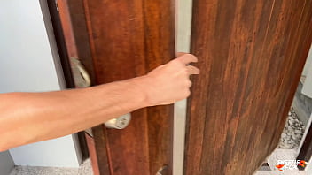 可爱的房地产经纪人在Villa上被抓住，然后吞下了Pov之后的所有暨