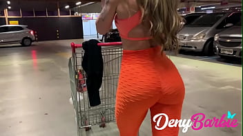 ファンは市場やジムでブロンドを追いかけ、ギフトとして熟女のお尻を獲得しました！ - denybarbie.com.br