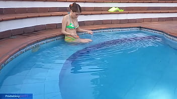 プールでのこんばんは、おいしい口頭と義理の妹との良い性交のようなものはありません