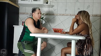 私は女の子を家に連れてきて、ワインを飲んで、彼女はいたずらになりました（ブルーナ・ブラック）