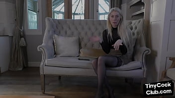 ストッキングとハイヒールを履いた素人美女によるSPH淫語