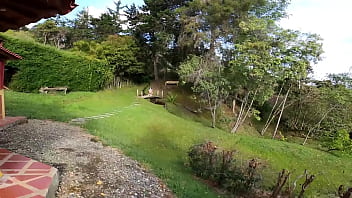 彼女は私有地に入り、警察に告発されないように邸宅の執事とセックスします。