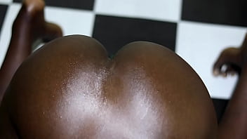 黒檀の痴女がどのように肛門の雄鶏を取り、お尻の穴の中にたくさんの女が注がれるかを見てください（POV）