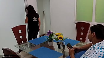 Não se preocupe, eu vou te ajudar com isso, por enquanto continue me chupando assim, fique de quatro, eu vou te foder forte