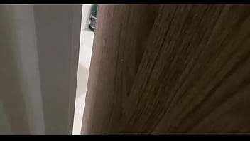 バスルームで湯たんぽを見つけて、彼女をペニスに座らせました。大きなお尻の女の子がチンポでたくさん跳ねる