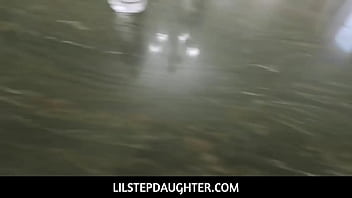 LilStepdaughter - 小柄なアジアの若い女性継娘アレクシア・アンダースは、彼が投票のPOVを再考する場合、継父に彼女をファックさせます
