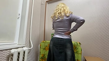 熟女熟女の大きなお尻の前を通り過ぎて床でアナルセックスしないなんてありえない