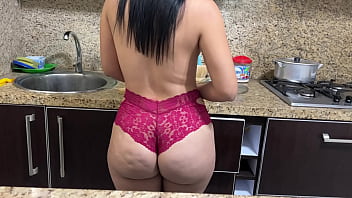 私は継母が彼女の巨大なお尻でカケテロスで料理をしているのを見つけました、そして私は彼女を助けるためにとどまりました-彼がキッチンで私のお尻を見たとき、私の義理の息子は骨抜きになりました、そして去りたくありません