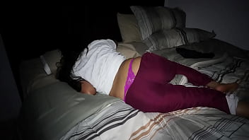 無垢な女子大生がテキーラをたくさん飲んでハメ撮りさせてくれました。 タイトなお尻とクリーミーなオマンコ...私はコンドームなしで彼女と性交し、彼女の中に中出しします