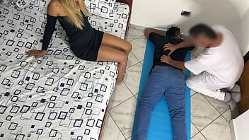 夫は目の前で犯されるのが好きなので、マッサージ師を連れてきます