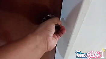 家で二人きりのときに18歳の女の子とセックスしたら、彼女は私たちがセックスしているところを目撃されそうになった