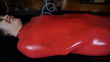 ガスマスクとレズビアンのエッジが付いた非常に変態の滑りやすいラテックスサック