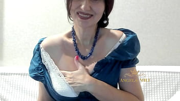 欲火中烧的黑发熟女脱下她漂亮的长晚礼服，开始狗屁式，因为她想让年轻的鸡巴在她的屁眼里打开进行操 / Angela-MILF