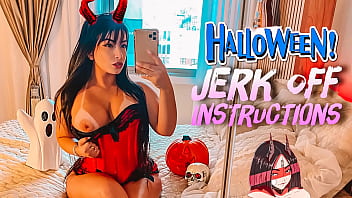 いたずらな小悪魔コスプレの大きなお尻と巨乳のラティーナ JOI は、彼女の足に射精するように頼む彼女のストラップで指示をオフにジャークします