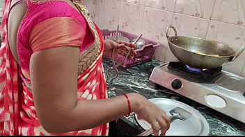 देसी भाभी रसोई में काम कर रही तभी वहा का नौकर ने उसको चोद दिया