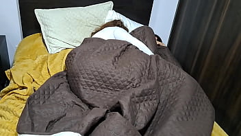 私のいとこが彼女の隣で休んでいる間、私の義理の妹は私に良いフェラをしてくれます