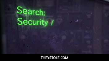 TheyStole - かわいい若い女性赤毛の万引き犯エイプリル・リードは、ジュエリーを盗んだ後、刑務所なしで警備員に犯されました