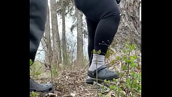 妊娠中のぽっちゃり系が木の上でかがむ