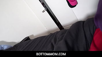 BottomMom - ブレース家族を持つ小柄な巨乳熟女の継母は、大きなペニスの義理の息子の視点でオーガズムに犯されました - Pristine Edge、Chad Alva