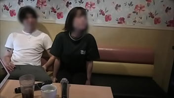 「久々にえっちしたい…」ってマッチングアプリで会話してた女子◯生とカラオケで遊んでたらお互い股間がムズムズしてきてその場の雰囲気で僕のチンコをフェラチオ・乳首攻め・69・バックでお互いイキまくりました。