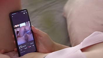 小柄なエヴァ・バービーは、BFが彼女の陰部に浸透して中出しすることを許可します