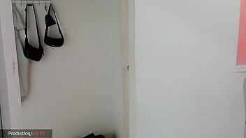 今日、女性の日に、私は継母に詳細をもたらし、感謝の気持ちで彼女は服を脱ぎ、私のズボンを下ろし、私のペニスを彼女の口に入れ、それを吸い始めました。