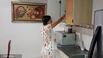 女性の日に私は義母に詳細を持ってきて、感謝の気持ちで彼女は裸になり、私のチンポを口に入れ、それを吸うようになりました。