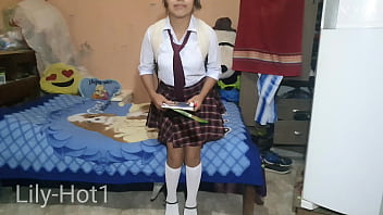 大学生が授業から休みに帰ってきたので、隙を見て彼女の部屋に入ると、彼女はそれに気づきました！