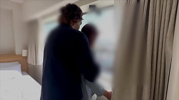 不倫お泊まりで丸見えのガラスでセックス