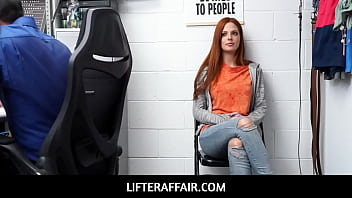 LifterAffair - ホットな若い女性万引き犯のスカーレット・メイがテレビを盗んだ後、変態損失防止オフィサーに犯される
