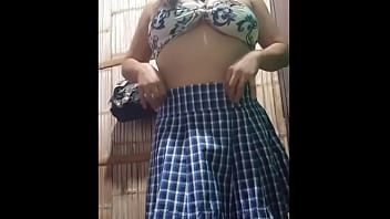ポルノ!!ポルノを始めたばかりのは、おっぱいを触り始め、締まった膣を見せつけます。新入生の自家製ポルノ