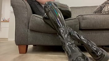 フェチのラテックスと PVC の光沢のあるブーツと摩擦音
