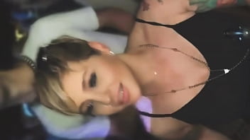 私はパーティーでこの美しいブロンドに会い、ホテルに行き、そこで彼女は熱く乗り、彼女が来るまで自慰行為をしました。