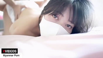 かわいい素敵な若い女性の女の子はハードコアのために大きなコックを望んでいます
