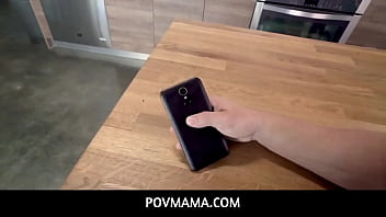 PovMama - 彼女の信じられないほどのMILFボディとセクシーなパーソナリティーは、彼が欲望で爆発したいと思うようにします