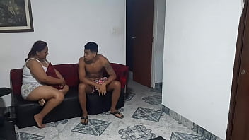 熟女は恋人を家に連れて帰り、夫が到着するまでペニスをしゃぶる