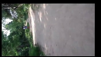 Мишель и Паула выходят в сквер в Колумбии и начинают заниматься оральным сексом и трахаться под деревом