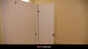 淫乱秘書がトイレでオナニーしているのを見つけた！テーブルの上に汗まみれのアナルが！ - ジェシー・ポニー